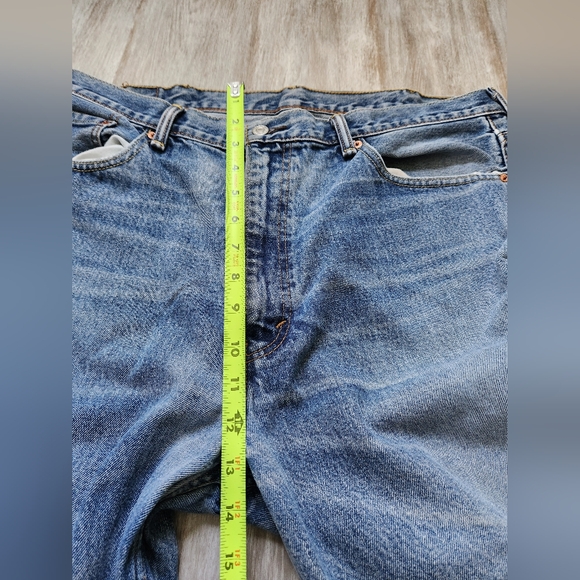 Levi's Med Wash Blue Denim Jeans High Rise Distressed Short Men's Sz 40x26 - Picture 5 of 9
